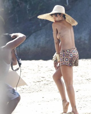 Rihanna Geht Für Mode Brasilien In Strand Foto-Shooting Oben Ohne #23647708