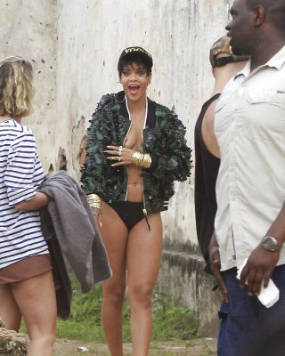 Rihanna Geht Für Mode Brasilien In Strand Foto-Shooting Oben Ohne #23647716