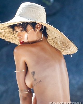 Rihanna Geht Für Mode Brasilien In Strand Foto-Shooting Oben Ohne #23647804
