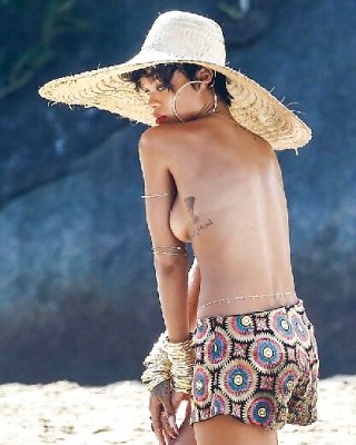 Rihanna Geht Für Mode Brasilien In Strand Foto-Shooting Oben Ohne #23647816