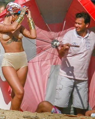 Rihanna Geht Für Mode Brasilien In Strand Foto-Shooting Oben Ohne #23647828