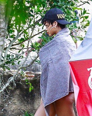 Rihanna Geht Für Mode Brasilien In Strand Foto-Shooting Oben Ohne #23647847