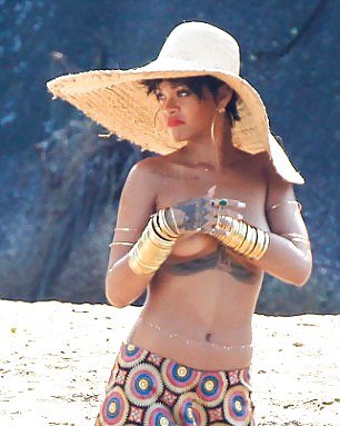 Rihanna Geht Für Mode Brasilien In Strand Foto-Shooting Oben Ohne #23647877