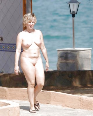 Kurvige Blondine MILF Liebt Nackt Zu Bekommen #40611444