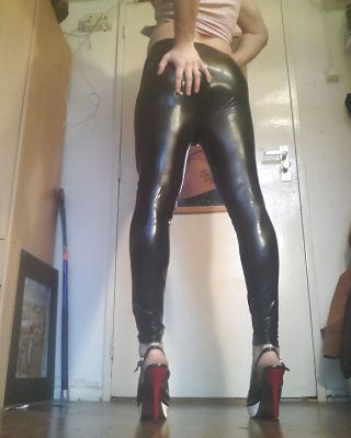 Teen Tgirl In Sexy Leather Leggings And High Heels