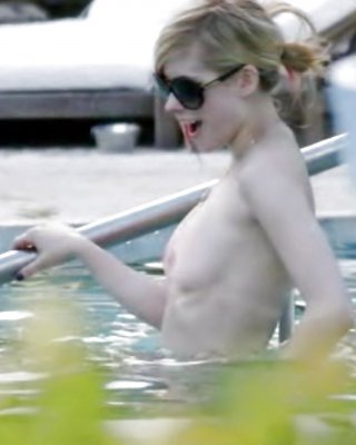 AVRIL LAVIGNE Foto In Leck #32364435