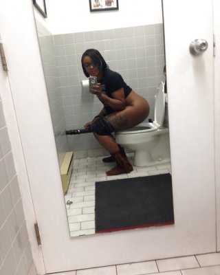 Black Girls On The Toilet