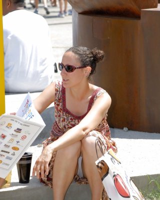 汚れたパンティ ホットな女性がパンティを穿く アップスカートのヴォイジャー
 #28016742