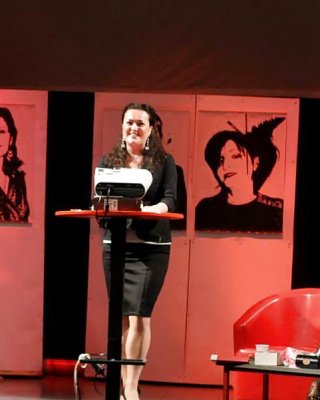 Schweinchen Schlampe In Glänzenden Strumpfhosen Und Stiefel #26510825