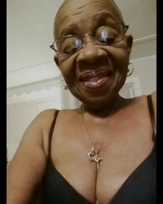 Oma Nimmt Selfies Jetzt #39622403