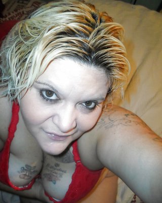 Nuttig Frau In Rot Up Close #23942935