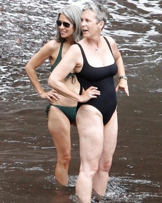 Jamie Lee Curtis Rocks Swimsuit In Hawaii