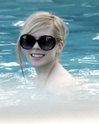 Avril Lavigne Nackt Im Pool Mit Ihrem Freund #27207716