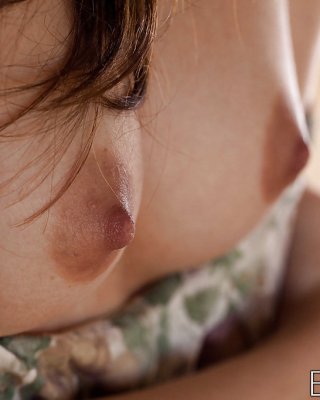 Süße Brünette entblößt ihre Brustwarzen und einladende Muschi in Nahaufnahmen
 #51367134