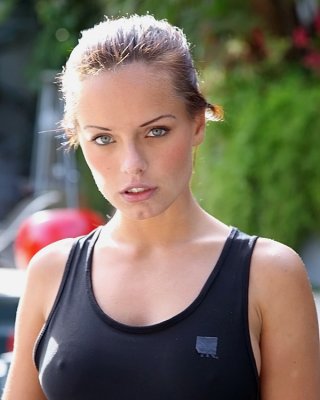 Loveable teen babe mit schönen Titten bekommt ihre rasierte Fotze gefickt hardcore
 #51411912