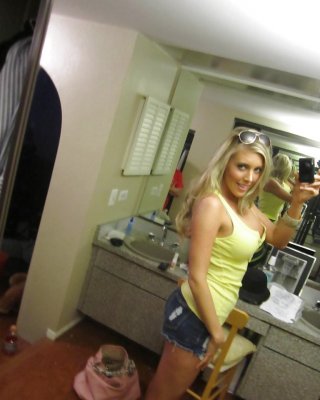 Samantha saint mit großen Titten macht Amateuraufnahmen von ihrem nackten Körper
 #55436130