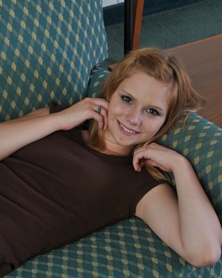 Gorgeous teen Schönheit brittny zeigt ihre enge Muschi auf einer Couch
 #50000740