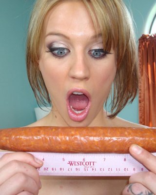 Pornostar Babe Holly Wellin zeigt ihren Deepthroat mit Spielzeug
 #50584246