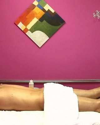 London Keys macht eine Massage, die einige Schwanz saugen umfasst
 #51296887