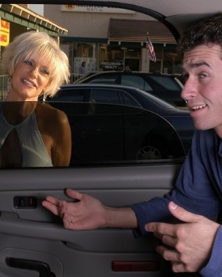 Slutty reife Blondine geht nach unten auf einem jungen fleischigen Stange im Auto
 #51317419