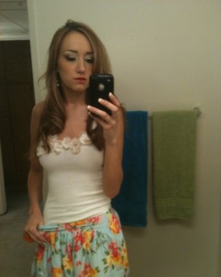 Teen cutie victoria rae schwarz taking nackt selfies im badezimmer spiegel
 #50142492