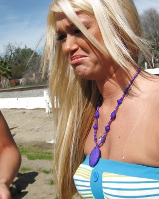Jessica lynn mit riesigen Titten posiert im Freien und streift in der Realität
 #54283526