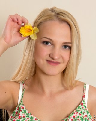 Süße blonde Dani Lust hebt kurzes Kleid zu blinken Spitzen Höschen in heißen upskirt
 #52333338