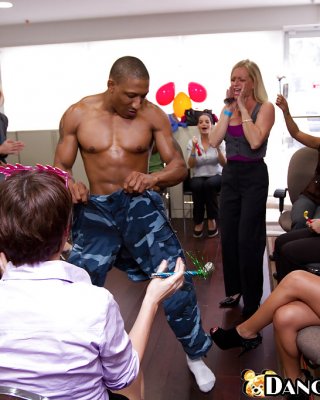 Wilde interracial Party mit nicht nackten Damen, die einem Stripper einen Blowjob geben
 #51368279