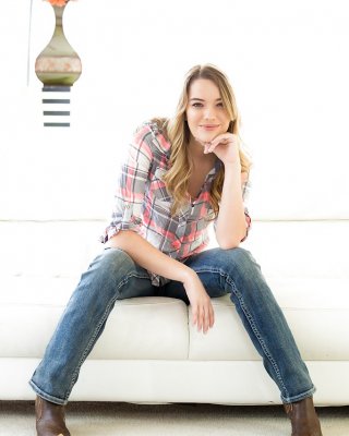 Blonde Mädchen von nebenan kenna james stripping off Jeans auf dem Weg zu posieren nackt
 #54560687