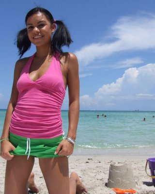 Teen Babe mit einem heißen Hintern Ruby Knox zeigt ihren jugendlichen Körper
 #50147800
