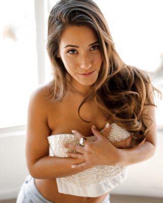 Brünette Solo-Modell eva lovia Peeling aus zerrissenen Jeans und weißen Höschen
 #53875420
