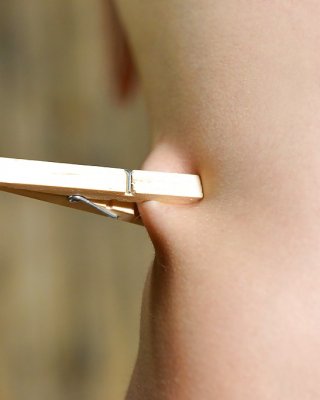痩せた赤毛のBdsmモデル、ササナ・メロの乳房に取り付けられた洗濯ばさみ
 #50228310