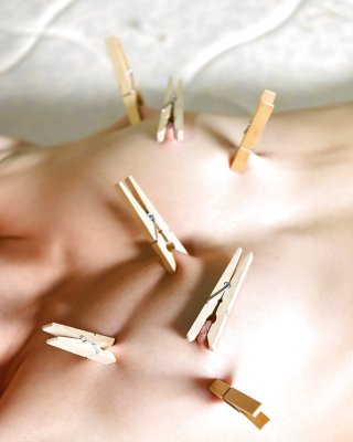 痩せた赤毛のBdsmモデル、ササナ・メロの乳房に取り付けられた洗濯ばさみ
 #50228362