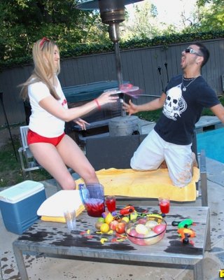 Üppige Milf Athena Pleasures bekommt ihren Schlitz in der Nähe des Pools gebohrt
 #52798508