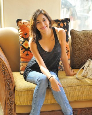Süße Teenie-Mädchen in Jeans ziehen sich aus, um ihre rasierte Muschi und winzigen Tittchen zu zeigen
 #51199144