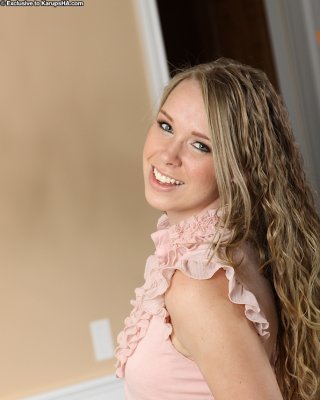 Babe mit winzigen Titten anna stevens neckt gerne ihre Fans in heißer Unterwäsche
 #52220681