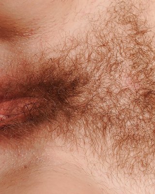 Lüsternes Oma mit großen schlaffen Krügen strippt und spreizt ihre Beine
 #51003925