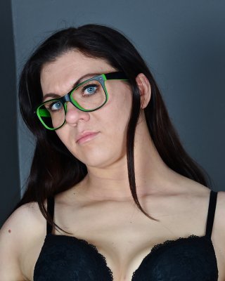 Brille gekleidet corazon del engel offenbart klitoris unter haarigen reifen twat
 #50934372