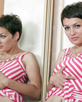 Süßes Babe in weißen Strümpfen Karina strippt und spreizt ihre Beine
 #51253537