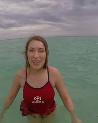 Teen babe kimber lee blinkt große natürliche Titten im Meer
 #54595395