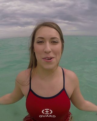 Teen babe kimber lee blinkt große natürliche Titten im Meer
 #54595424