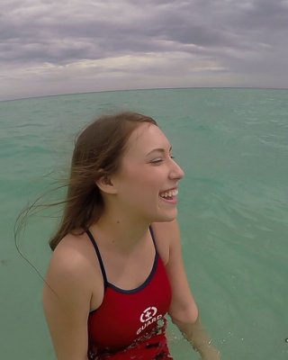 Teen babe kimber lee blinkt große natürliche Titten im Meer
 #54595466
