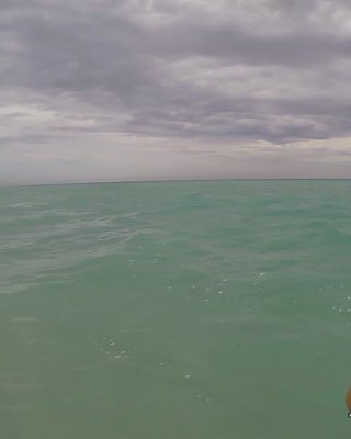 Teen babe kimber lee blinkt große natürliche Titten im Meer
 #54595646