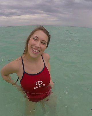 Teen babe kimber lee blinkt große natürliche Titten im Meer
 #54595704