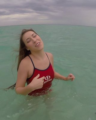 Teen babe kimber lee blinkt große natürliche Titten im Meer
 #54595738