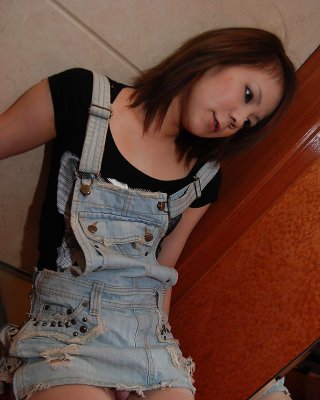 Süß aussehende asiatische milf yoshimi entkleidet den Arsch und die Muschi
 #52278627