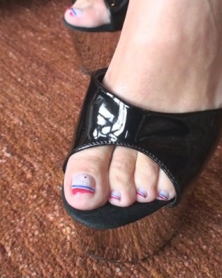Gorgeous milf auf high heels wifey zeigt ihre massiven Krüge
 #55454293
