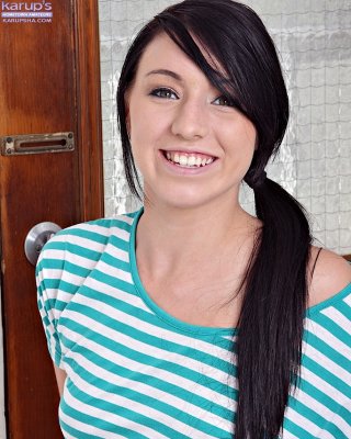Smiley-Flittchen mit gepierctem Bauchnabel zieht sich aus und zeigt ihre Muschi
 #54956659