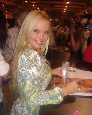Sexy Pornostar milf silvia saint posiert voll bekleidet in Jeans und Stiefeln
 #50263282
