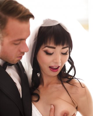 Wunderschöne asiatische Milf Marica Hase hat ihre rasierte Muschi von Bräutigam gefingert
 #50052042